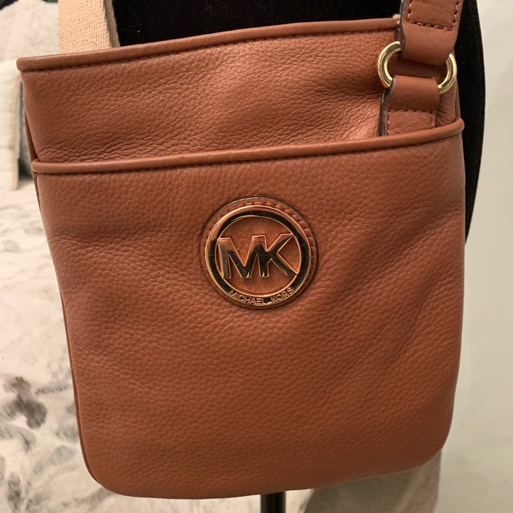 Michael Kors crossbody brown leather purse in like new condition